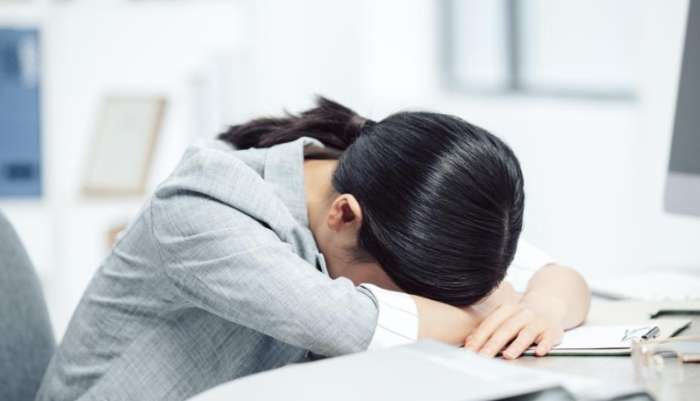 趴睡打嗝如何改善